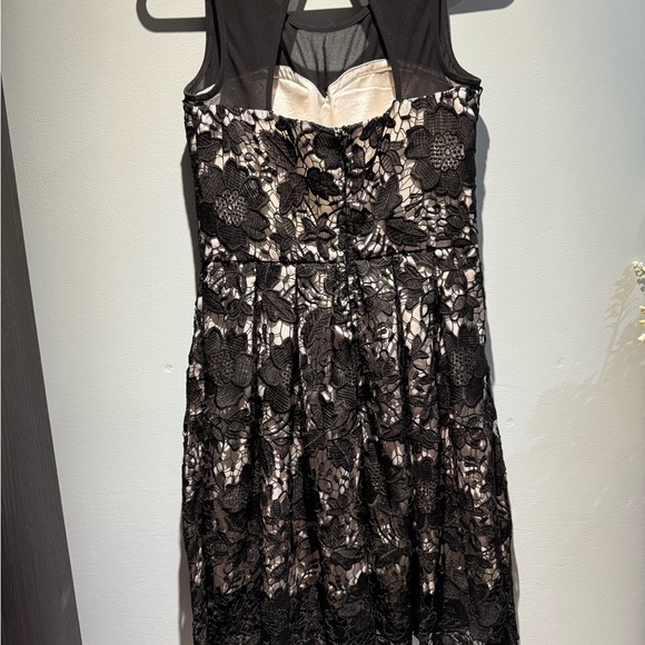 Elegant Black and White Floral Midi Dress - Picture 3 of 6